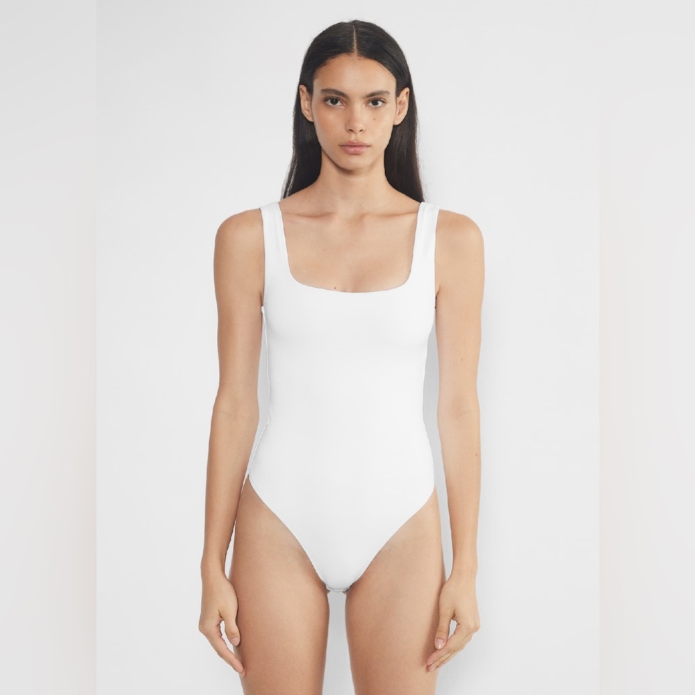Babaton Contour Squareneck Bodysuit